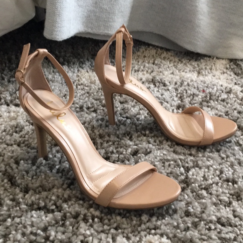 LuLus Nude Pump- Never Worn!